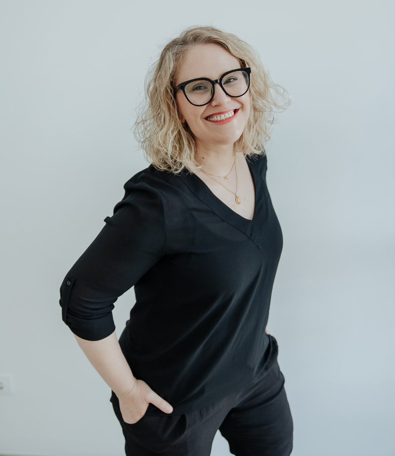 Retrato de Demelsa Cabeza, psicóloga clínica y escritora, en su espacio de trabajo.